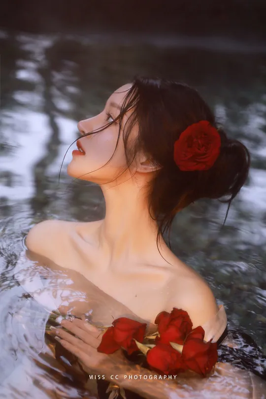 一位头戴红玫瑰 身着裙子的女人在水中的肖像
