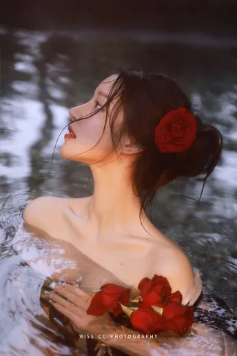 一位头戴红玫瑰 身着裙子的女人在水中的肖像