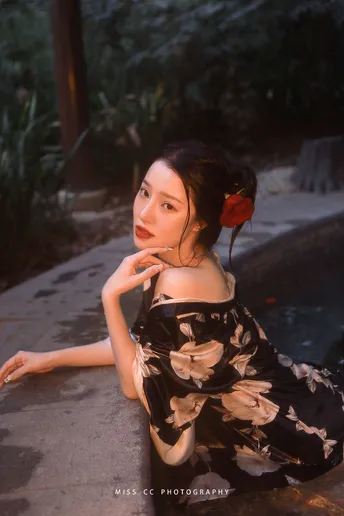 一位穿着黑白裙子的年轻女子