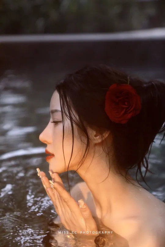 河中一位年轻女子头戴红花