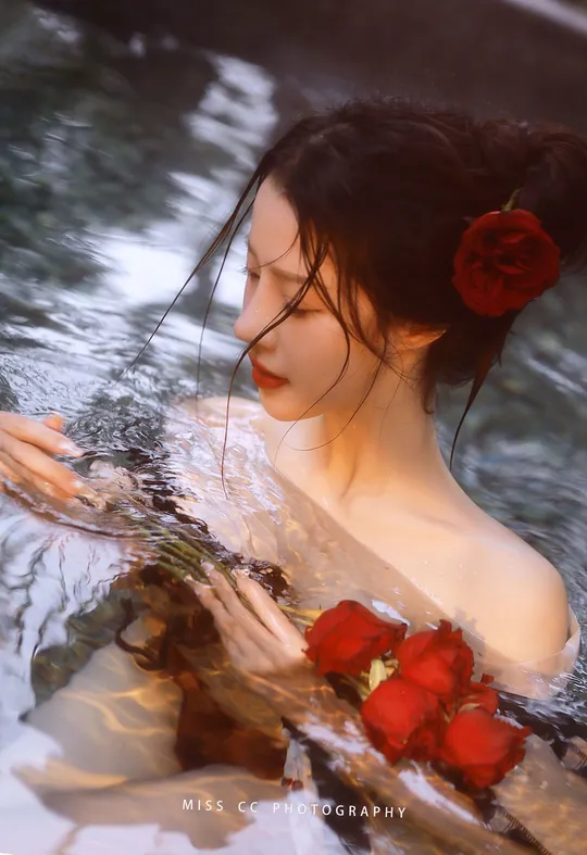 一位美丽的女士 头戴红玫瑰 身着水中长裙。