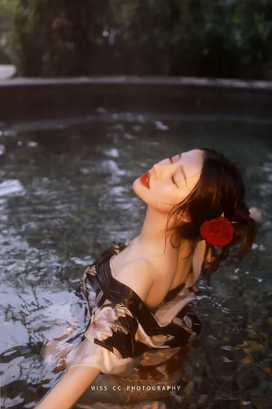 河中一位穿红裙子的女人