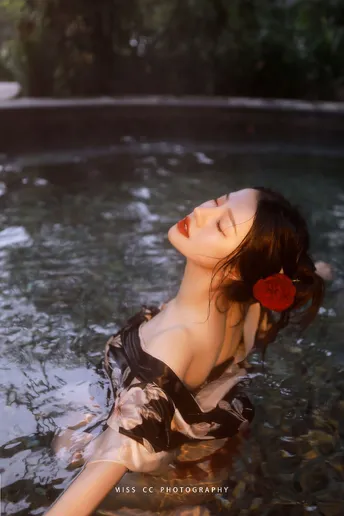 河中一位穿红裙子的女人