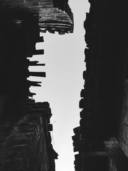 抬头望向天空 透过一座老建筑的窗户