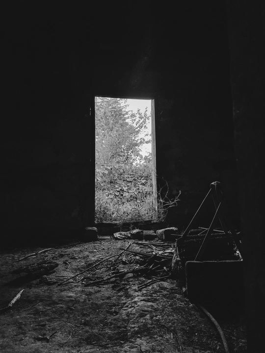 一个黑暗的房间 透过窗户有光线进来 黑白色调