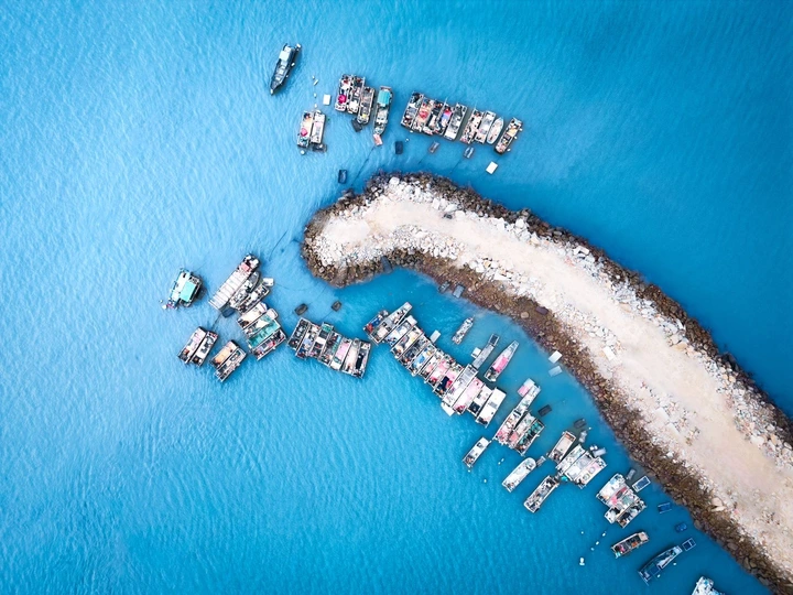 海洋中央的一个小岛的空中视角