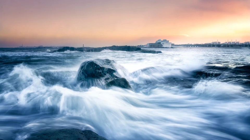 夕阳下 海浪冲击着岩石