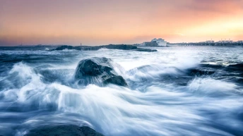 夕阳下 海浪冲击着岩石