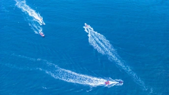 一群人在蓝色海洋中的船上