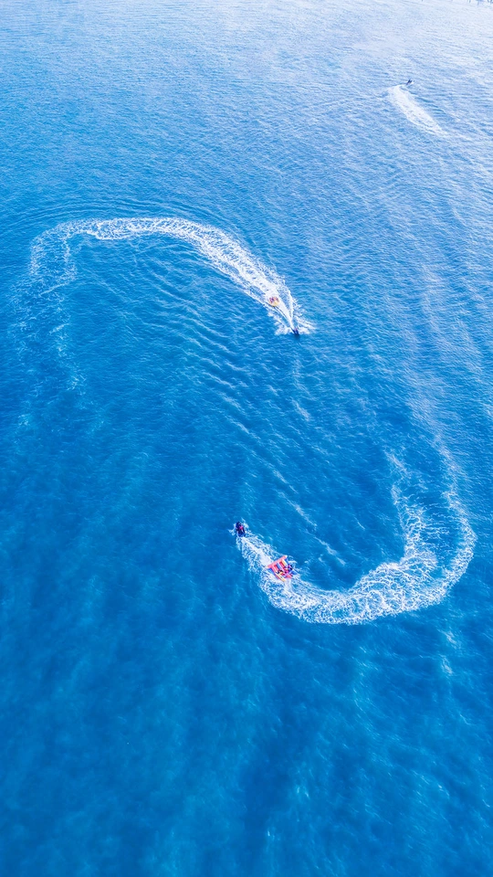 一艘在大海中的船 船上的人呈圆形