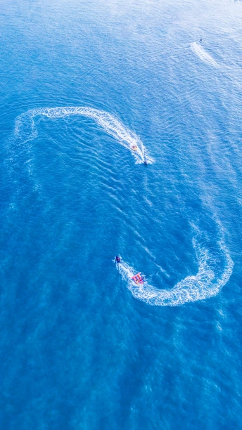 一艘在大海中的船 船上的人呈圆形