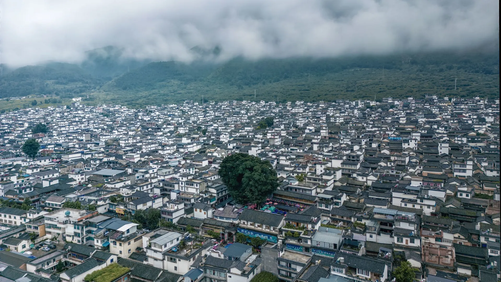 山顶上的大城市 背景是山脉