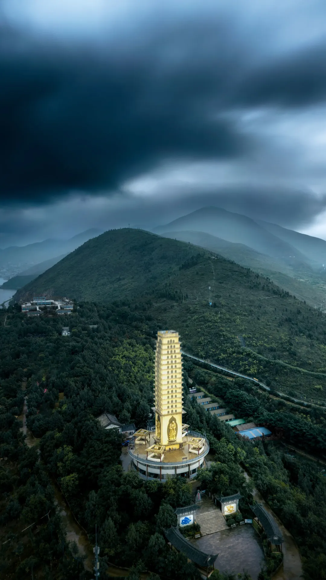 云雾缭绕的山顶上有一栋高楼 俯瞰着一座城市