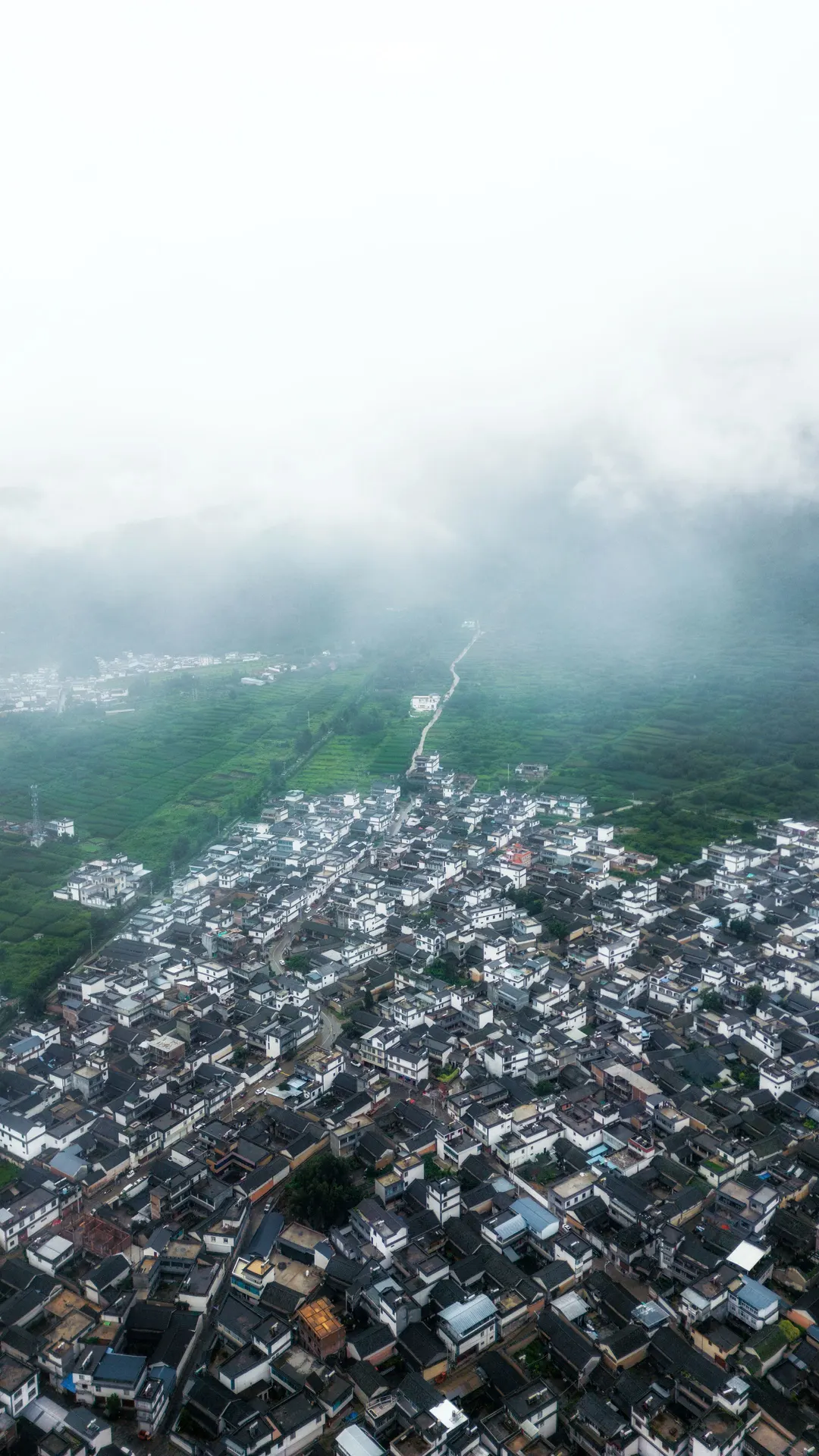 山顶小镇 aerial view of a town on a hill with clouds a