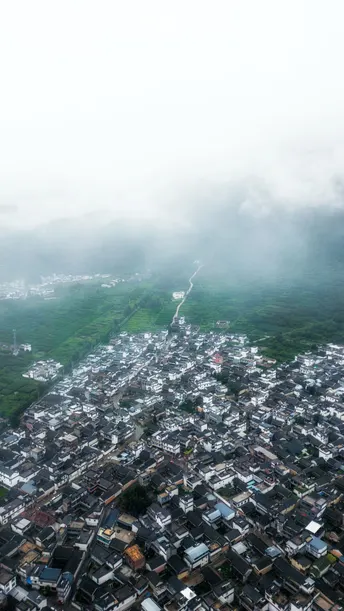 山顶小镇 aerial view of a town on a hill with clouds a