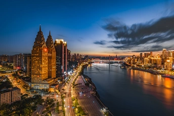 暮色中的城市与前景中的河流