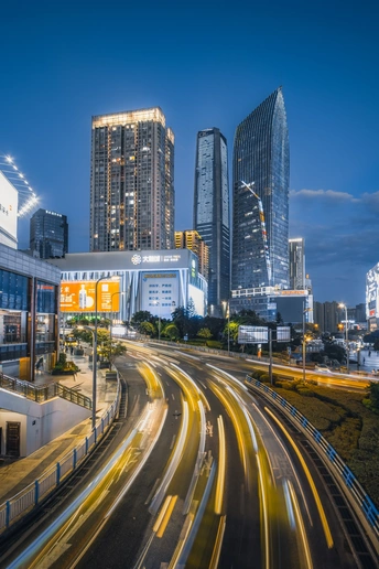 夜晚的城市 高楼大厦和交通