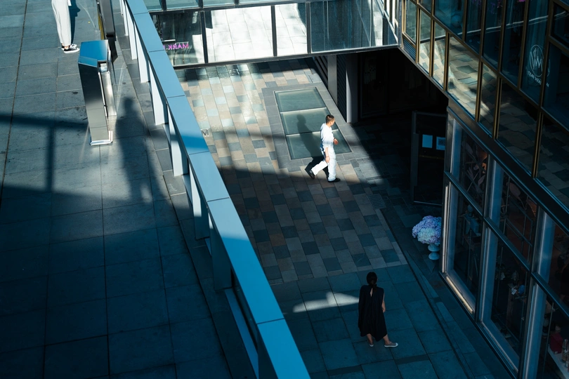 人们走在一栋大楼的蓝色走道上