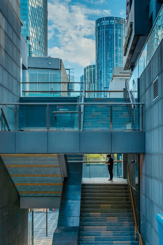 在一个有高楼大厦的现代城市里 一个人走上楼梯