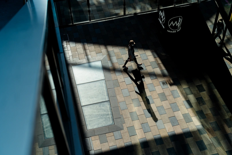 一个人走下建筑物的楼梯 窗户里有一个人的影子