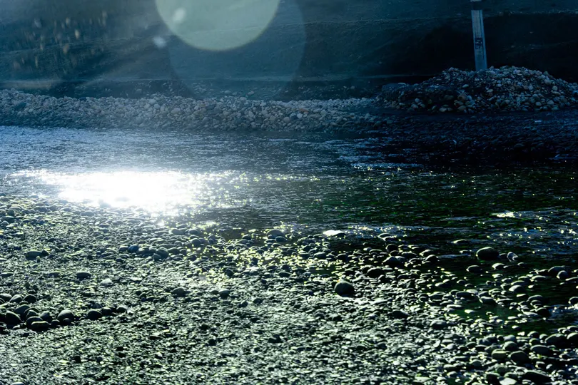 夜晚阳光照耀在水上