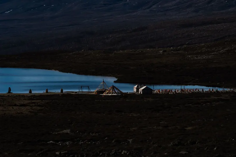 夜晚山前的水域