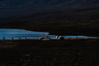 夜晚山前的水域