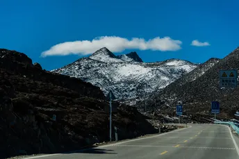 雪山上覆盖着雪的雪山范围