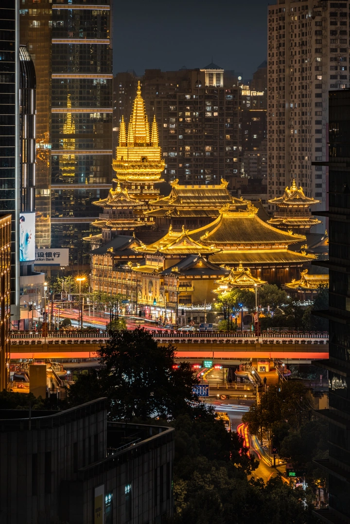 蓝调下金灿灿的静安寺