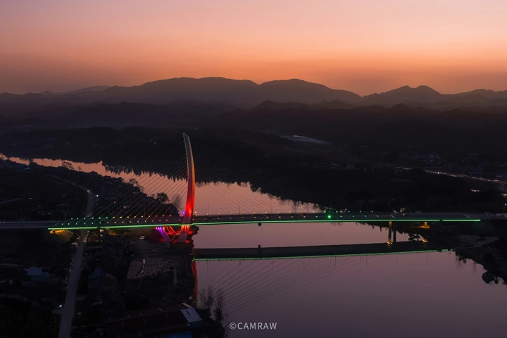 航拍湖南怀化中方鸭嘴岩大桥