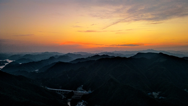 千山映辉