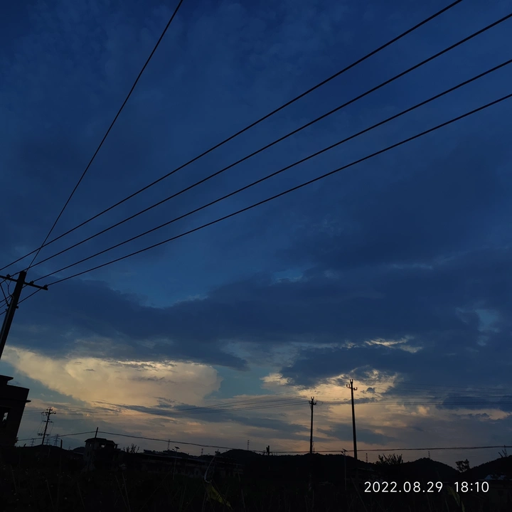 日落跌进昭昭星野，人间忽晚，山河已秋。