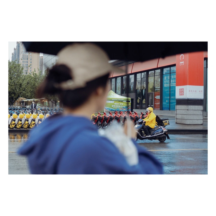 雨中行人