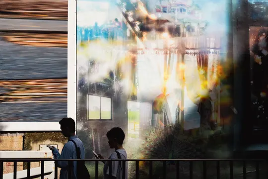 一些人在桥上看着墙上的大型壁画