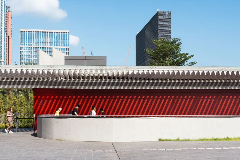 人们穿过一座红桥在城市中