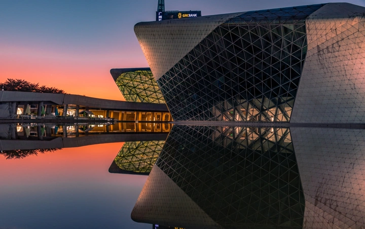 夕阳下的广州大剧院