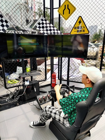 一个女人坐在椅子上 而一个男人坐在监视器前