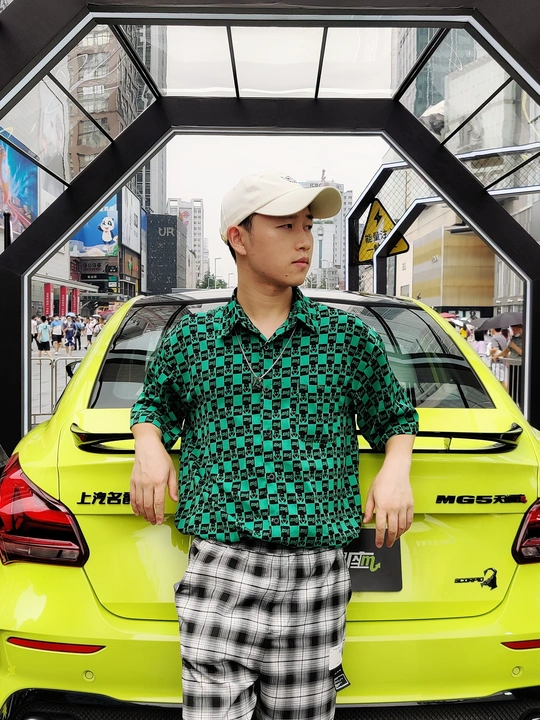 一个男人站在一辆黄色汽车旁边