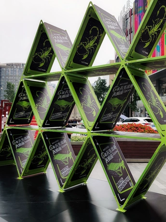 立方体是由三角形组成的