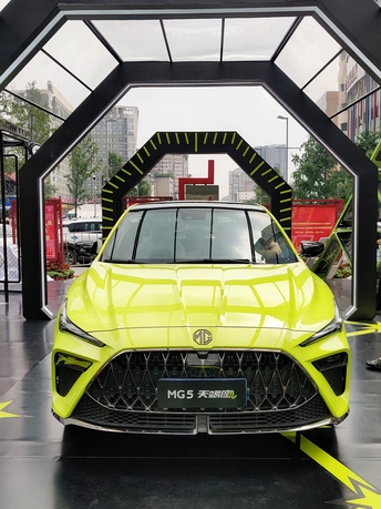 展览会上展出的一辆新型电动汽车