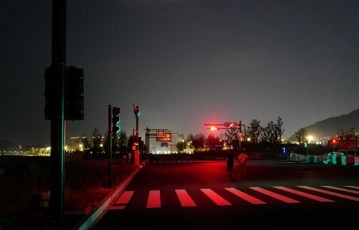 在等红绿灯的路口