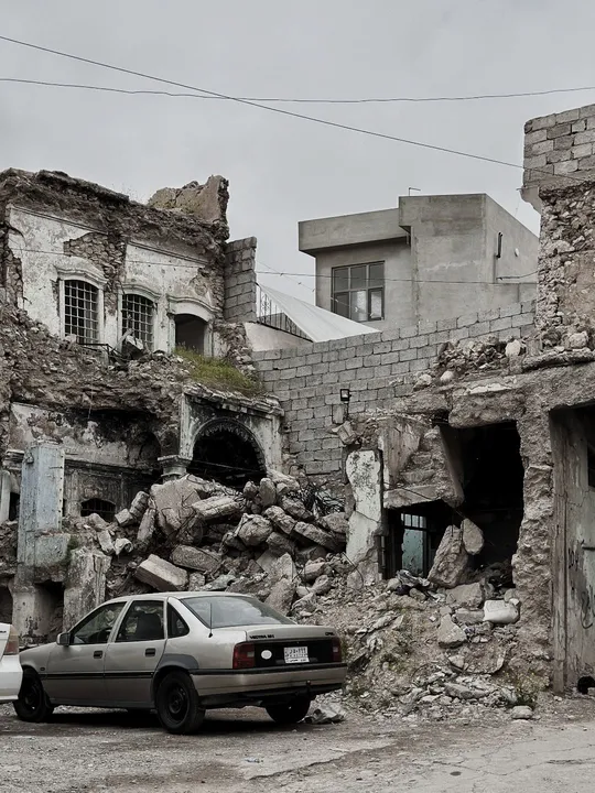 停在古城街道的一辆车