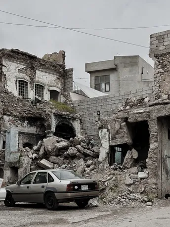 停在古城街道的一辆车