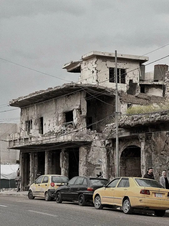 路边停着的车 前面有一座老建筑