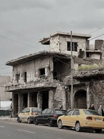 路边停着的车 前面有一座老建筑