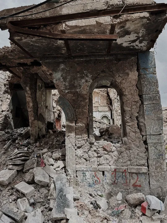 破败的老房子周围堆满了瓦砾。