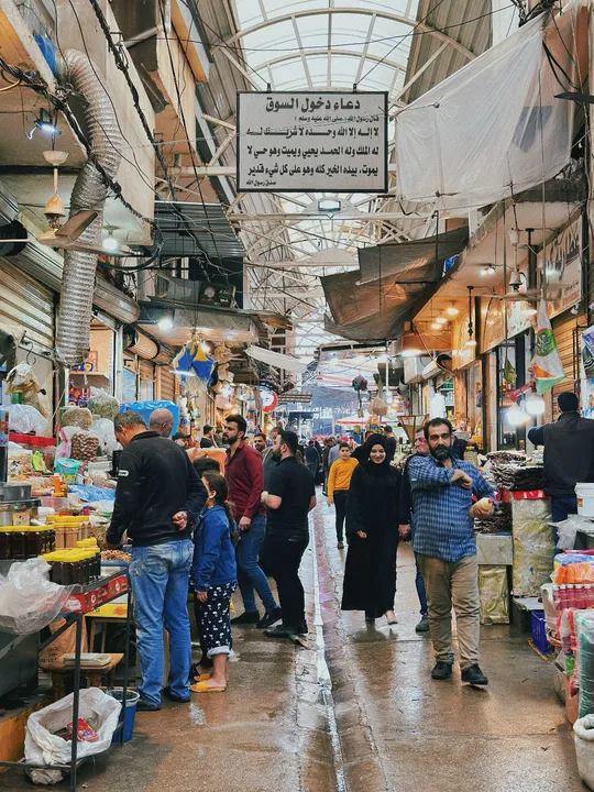 购物者在市场内部走过一条通道