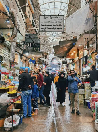 购物者在市场内部走过一条通道