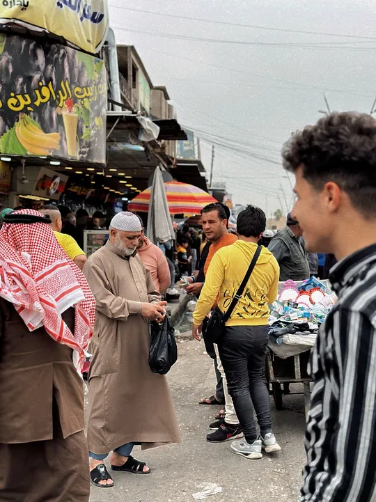 一个人走在一个市场旁边的小街上