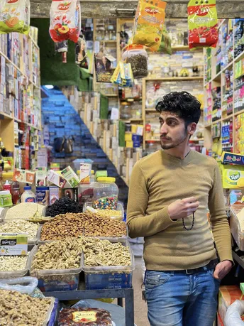 一些男人站在商店里看着食物